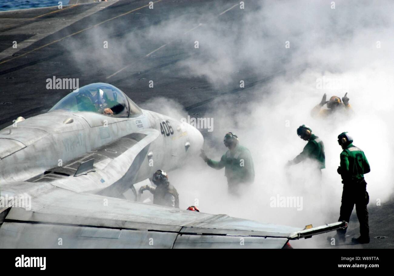 Steam catapult hires stock photography and images Alamy