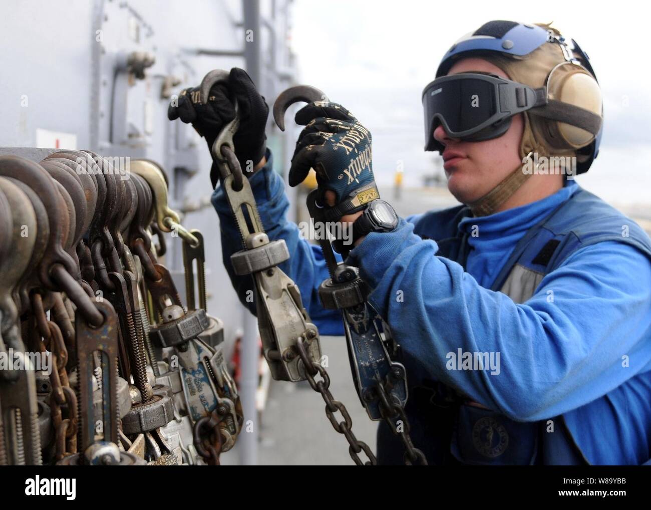 Tie down chains hires stock photography and images Alamy