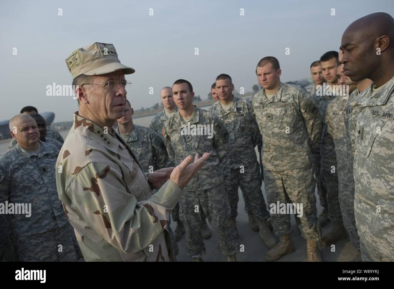 Chairman of the Joint Chiefs of Staff Adm. Mike Mullen, U.S. Navy, addresses soldiers assigned to 1st Battalion, 52nd Aviation Regiment at Chaklala Air Base in Islamabad, Pakistan, on Dec.15, 2010.  The aviation unit is returning to Alaska after completing a five-month tour in support of the humanitarian relief effort to flood-stricken Pakistan. Stock Photo