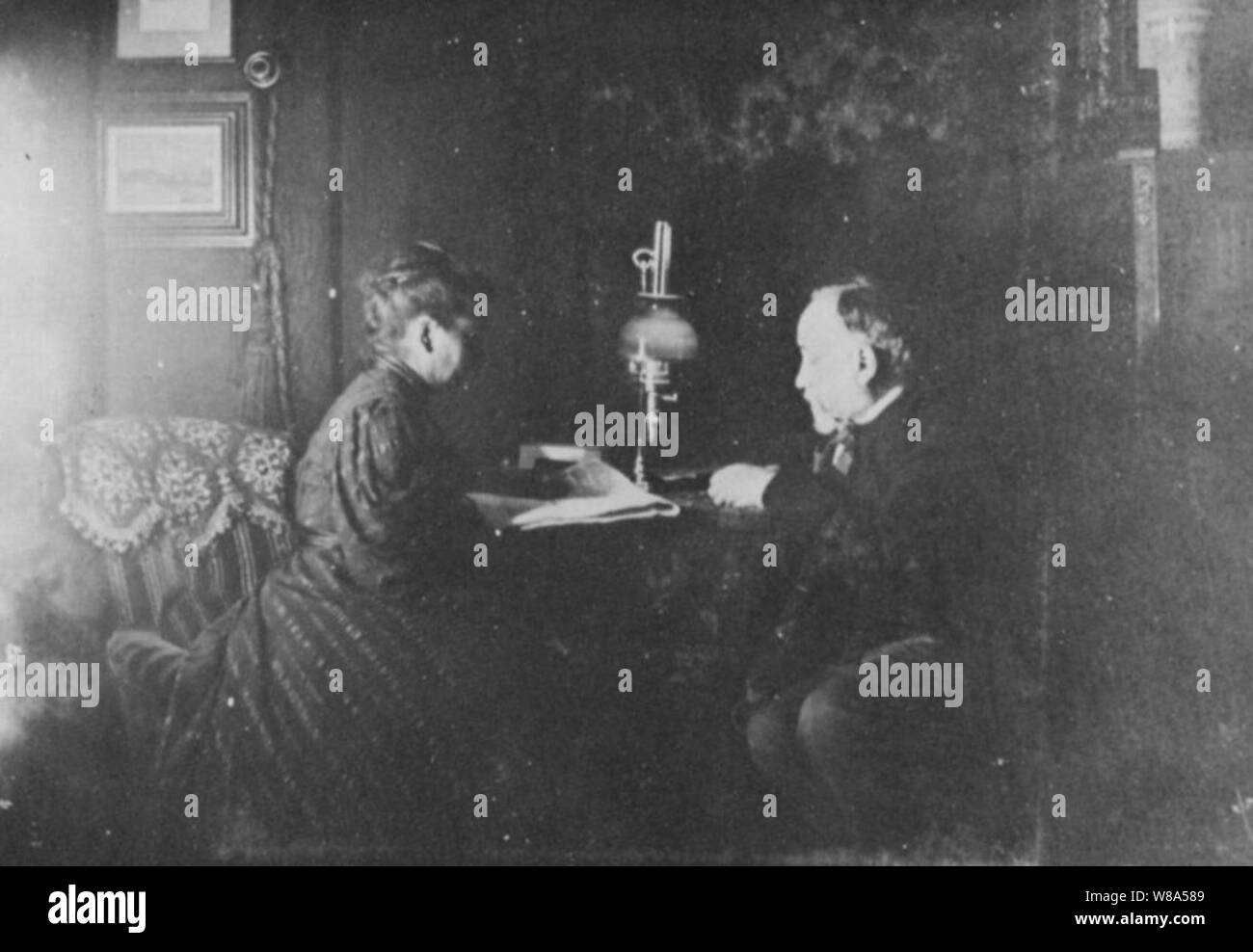 Degas, Antoine - Degas mit Zoé, die ihm aus der Zeitung vorliest Stock Photo