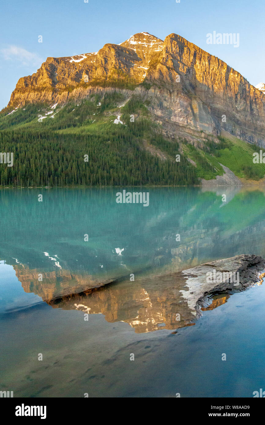 Sunrise reflections at Lake Louise in Banff National Park Stock Photo ...