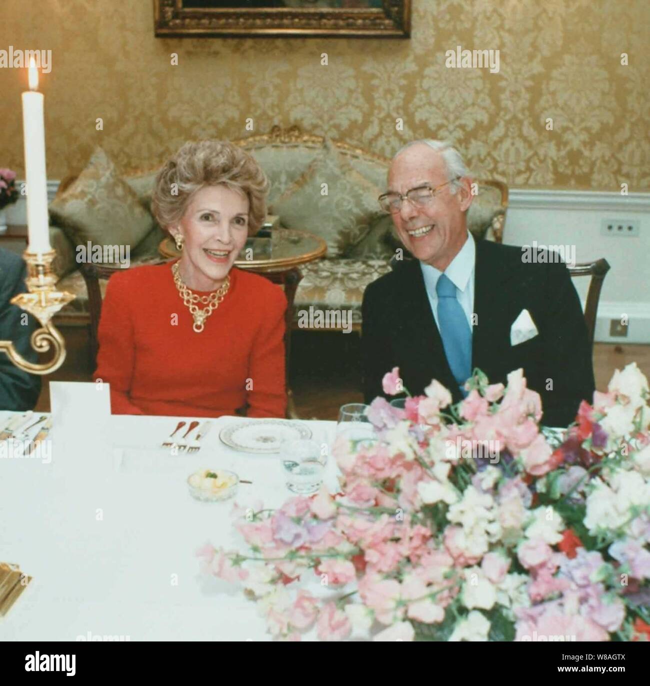 Denis Thatcher laughs with Nancy Reagan. Stock Photo