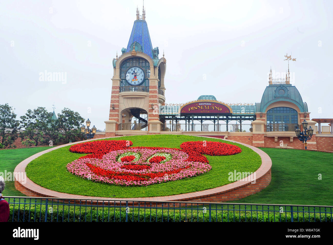 File View Of The Disney Castle In The Shanghai Disneyland During The Trial Operation At The Shanghai Disney Resort In Pudong Shanghai China 21 M Stock Photo Alamy