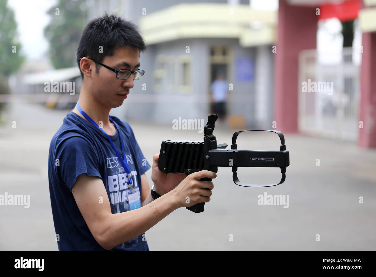 to detector Chinese technician ... a radio A monitor uses radio