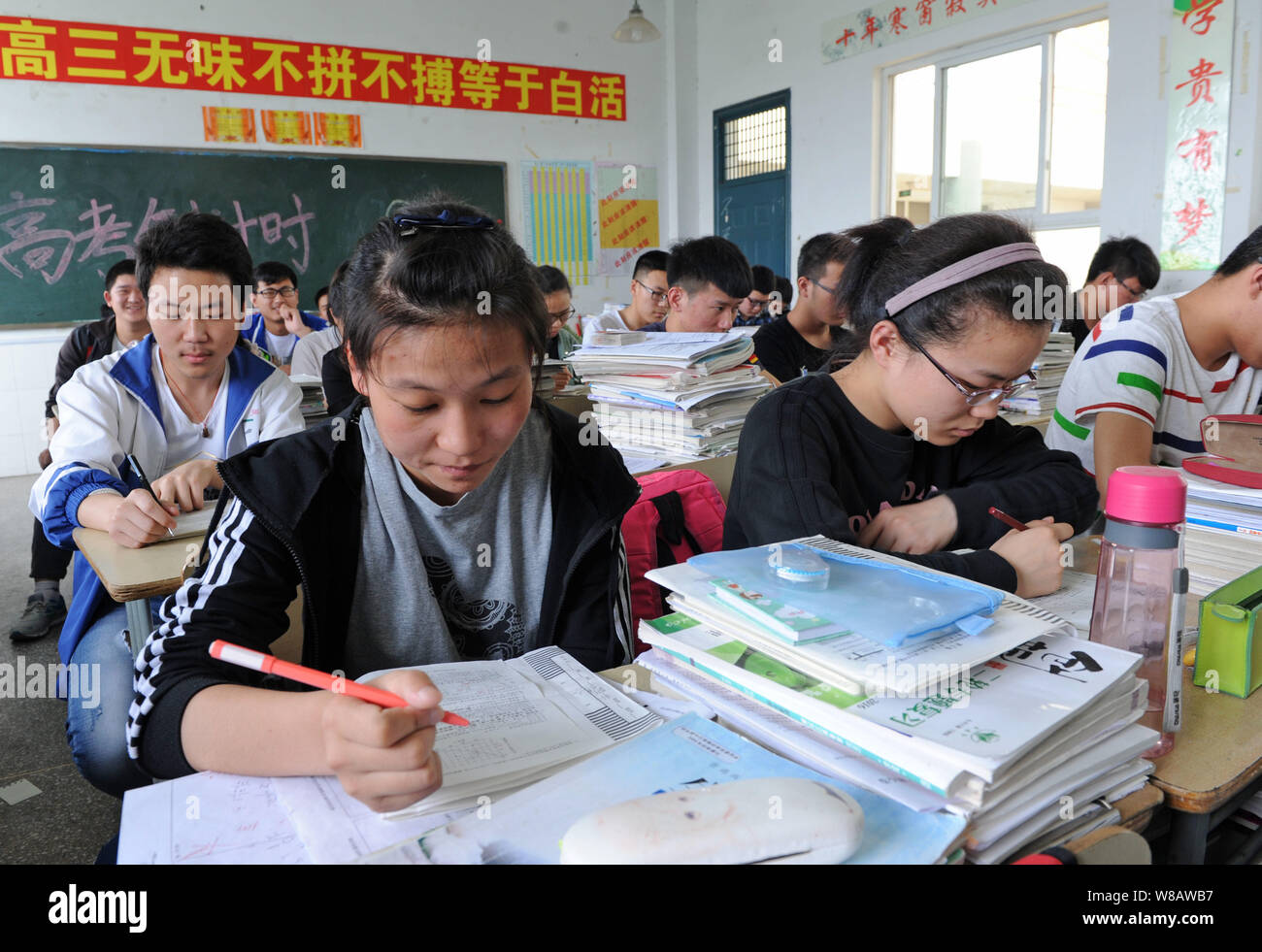Gaokao Study Routine Gaokao test hi-res stock photography and images - Alamy