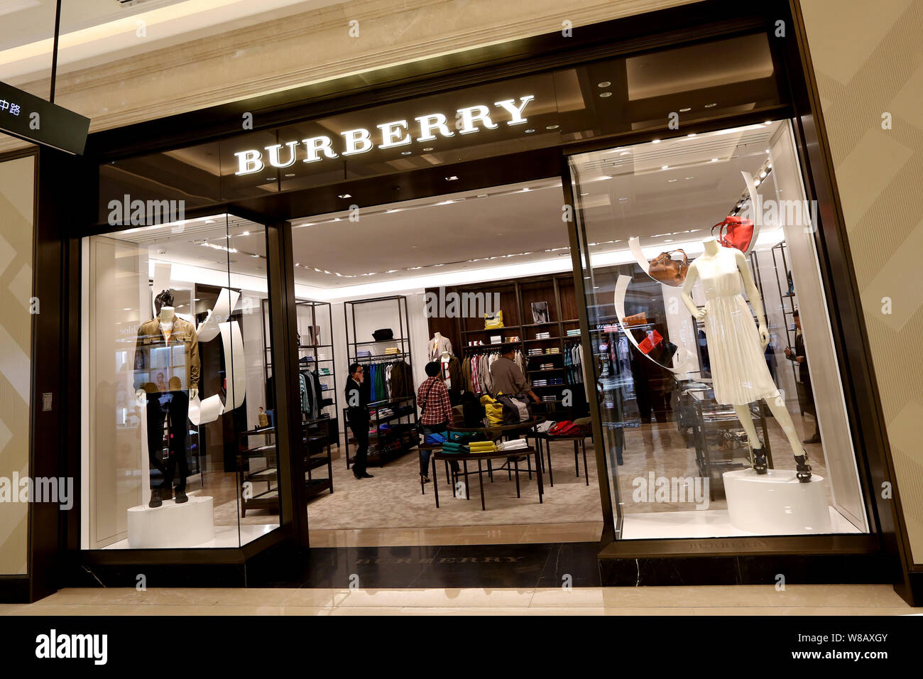 FILE--Customers shop in a fashion boutique of Burberry at a shopping mall  in Shanghai, China, 22 May 2015. The pay of Christopher Bailey has falle  Stock Photo - Alamy