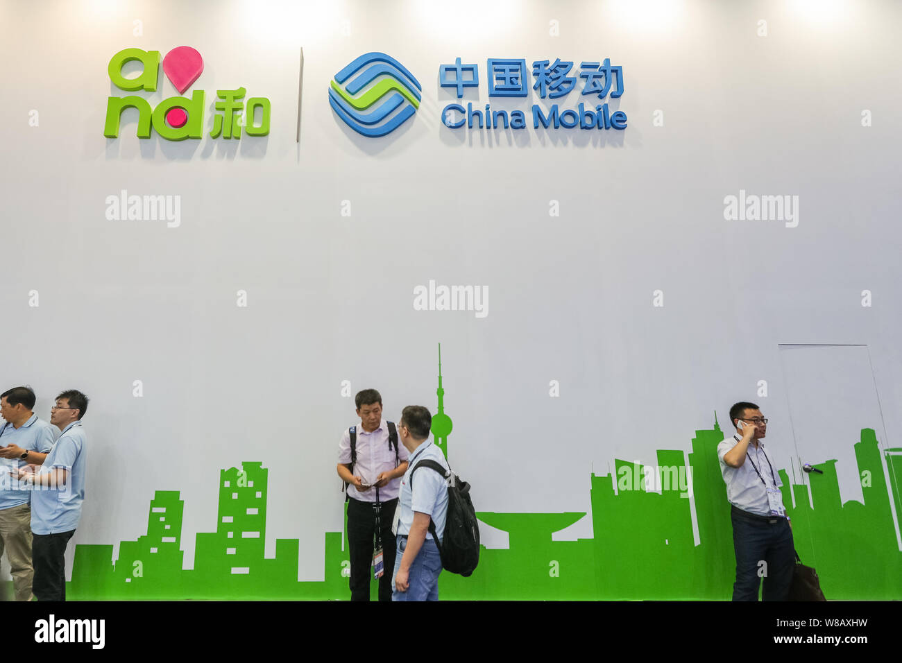 People visit the stand of China Mobile during the 2016 Mobile World Congress (MWC) in Shanghai, China, 29 June 2016.   China Mobile Communications Cor Stock Photo