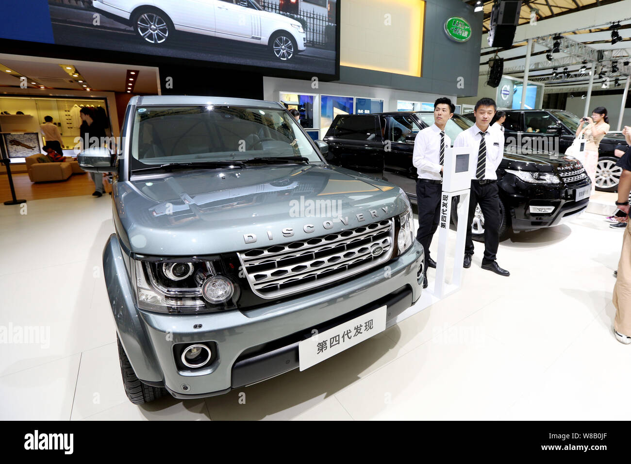 FILE--A Land Rover Discovery 4, left, and other Land Rover and Range Rover  SUVs are on display during an auto show in Shanghai, China, 15 August 201  Stock Photo - Alamy