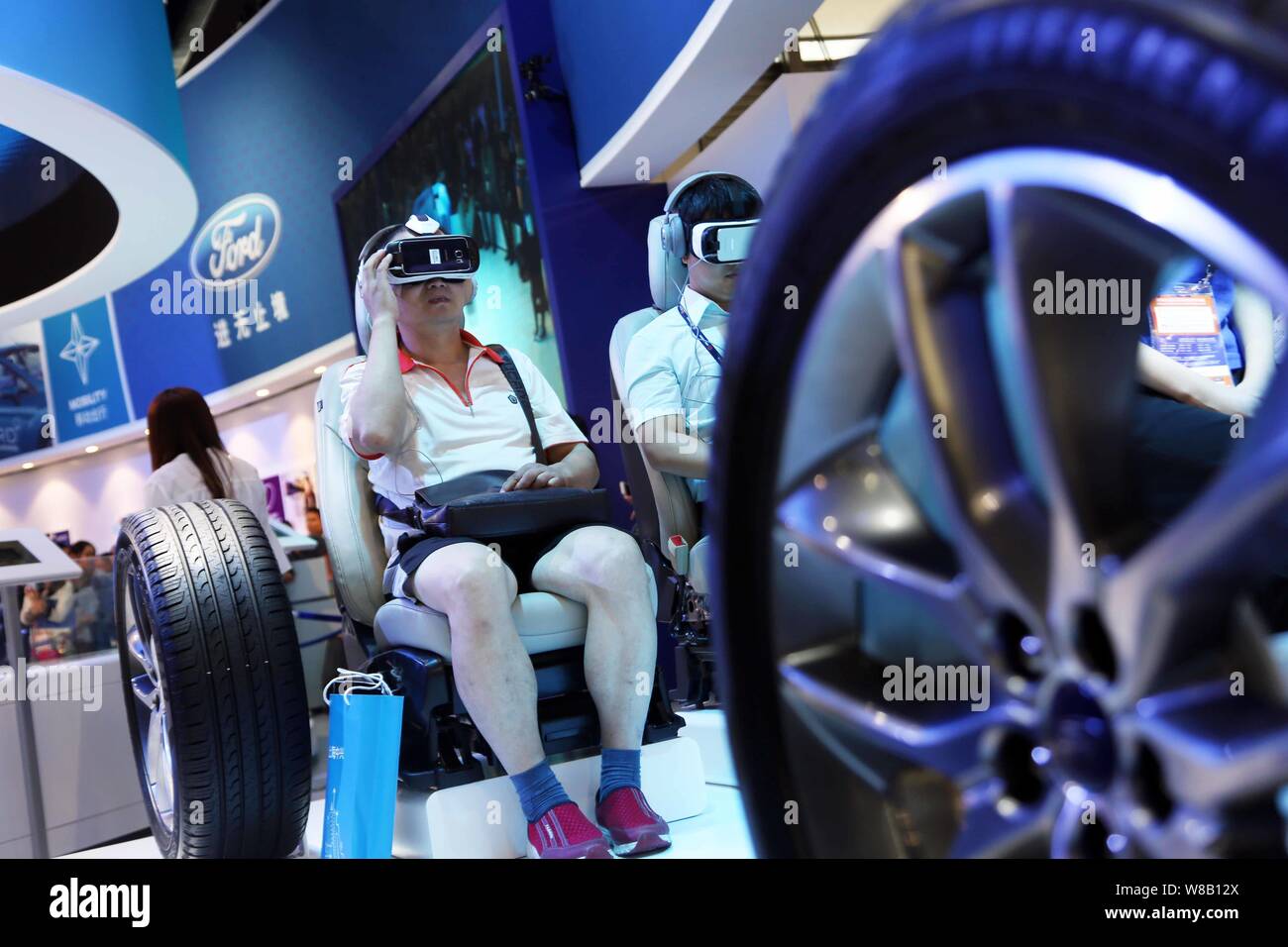 A visitor tries out a VR (Virtual Reality) device of Ford Smart Mobility during the 2016 Mobile World Congress (MWC) in Shanghai, China, 29 June 2016. Stock Photo