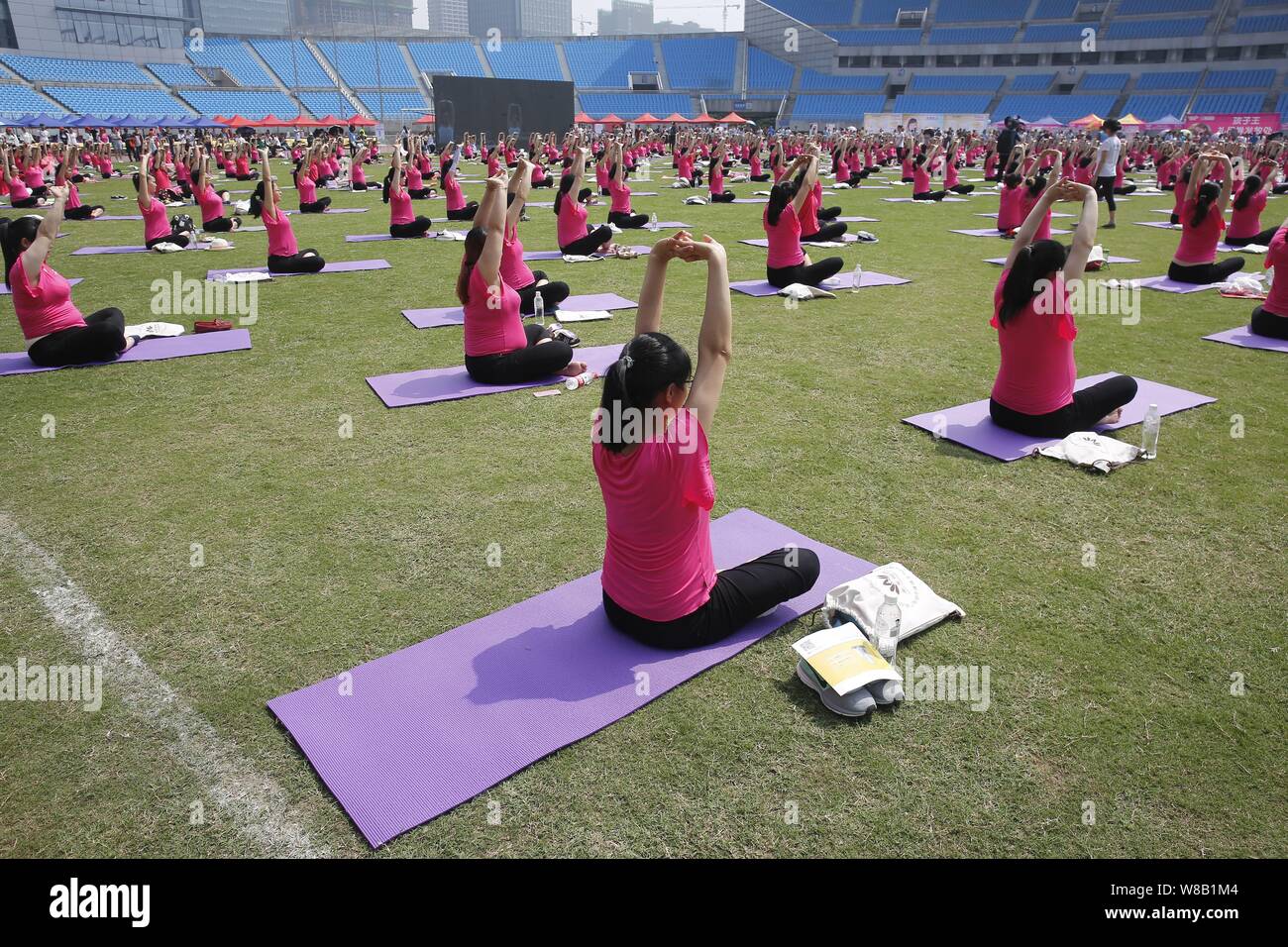 Pregnant women practise yoga to set a new Guinness World Record ...