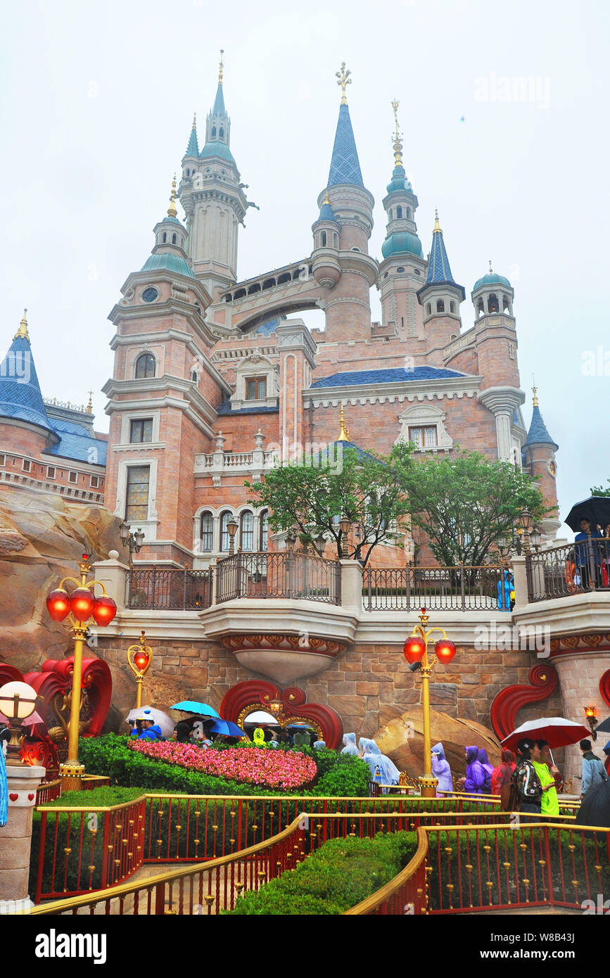 File View Of The Disney Castle In The Shanghai Disneyland During The Trial Operation At The Shanghai Disney Resort In Pudong Shanghai China 21 M Stock Photo Alamy