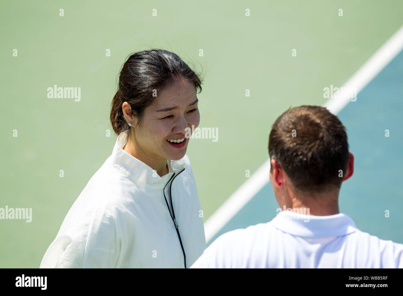 Retired Chinese tennis player Li Na, left, talks with a tennis coach Dan  Bloxham at a launch event for "The Road to Wimbledon" program in Nanjing  city Stock Photo - Alamy