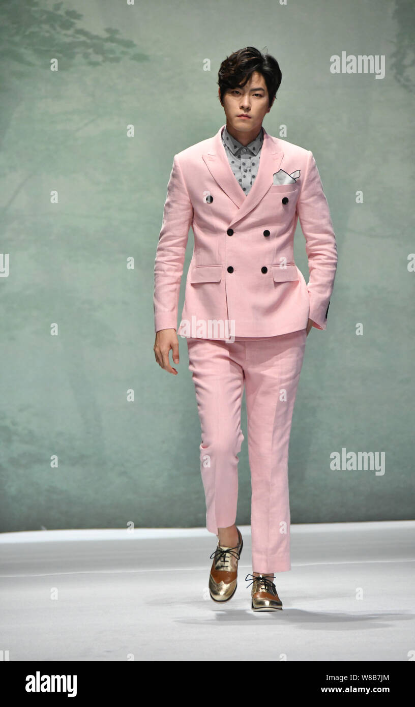 South Korean actor Hong Jong-hyun displays a new creation by Korean  designer Katia Cho at a fashion show of Katiacho in Beijing, China, 30  April 2016 Stock Photo - Alamy