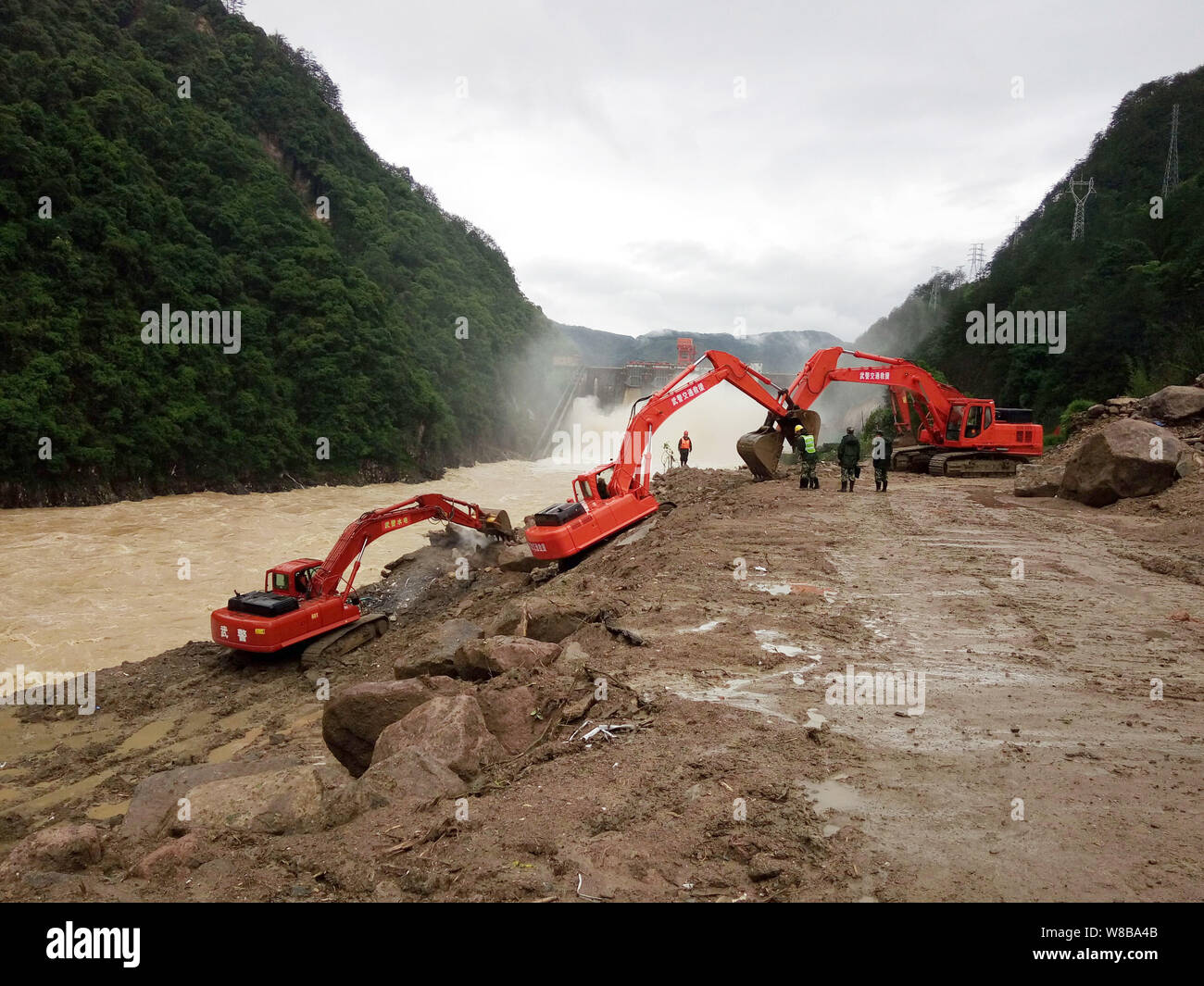 Chinese rescuers search for victims and survivors in debris of the massive landslide at a construction site in Chitan village, Taining county, Sanming Stock Photo