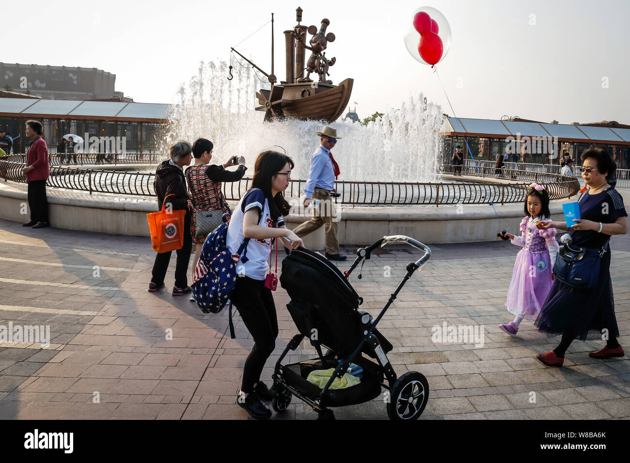 Shanghai china visitors walk hi-res stock photography and images - Alamy
