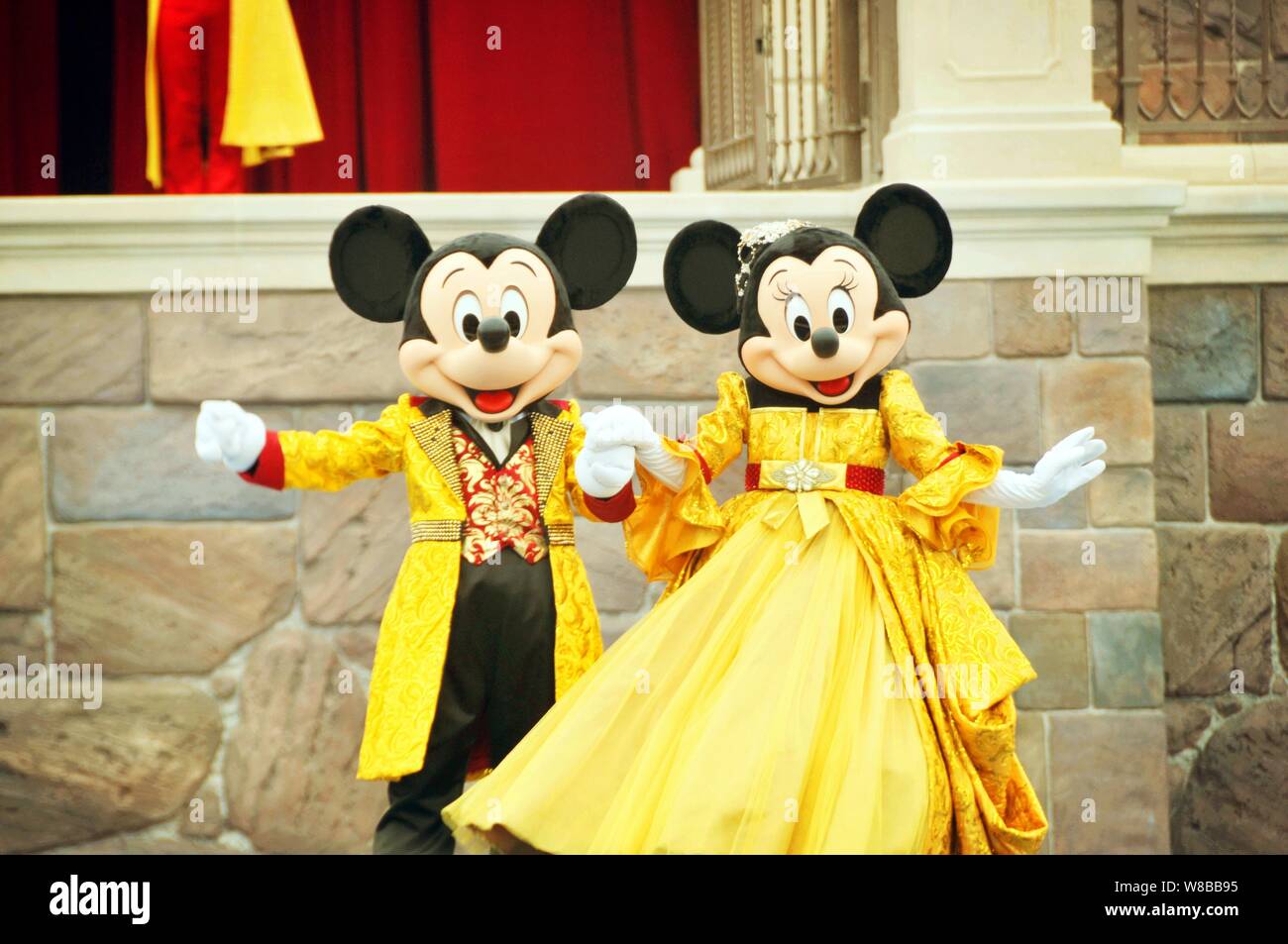 Entertainers dressed in Mickey Mouse and Minnie Mouse costumes perform in the Shanghai Disneyland at the Shanghai Disney Resort in Pudong, Shanghai, C Stock Photo - Alamy
