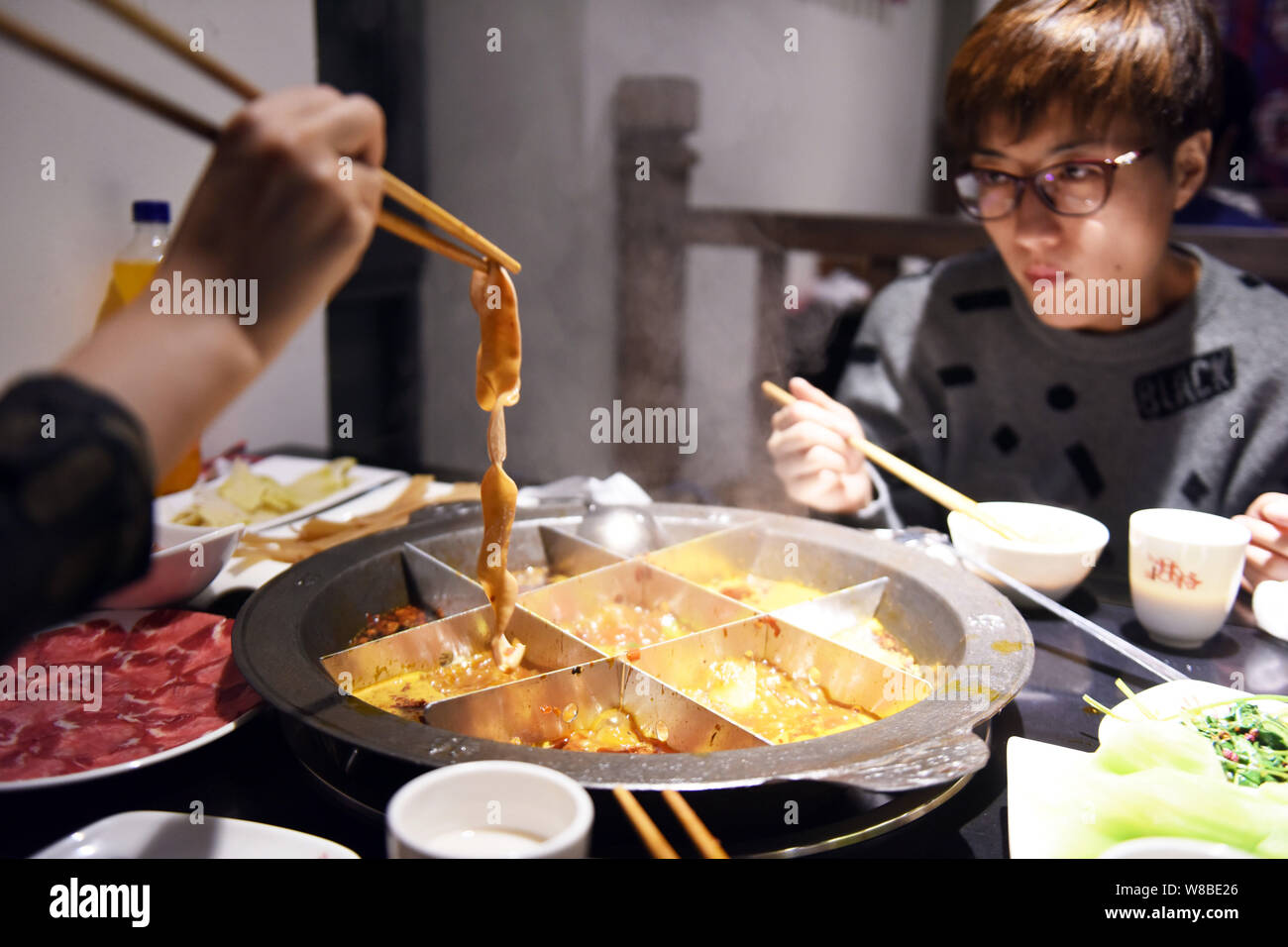File Chinese Customers Enjoy Hot Pot At A Hotpot Restaurant In Beijing China 31 January 2016 Hot Pot The Fondue Like Cook Your Own Vegetables Stock Photo Alamy