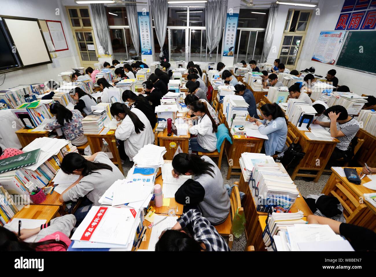 Gaokao Study Routine Gaokao hi-res stock photography and images - Alamy