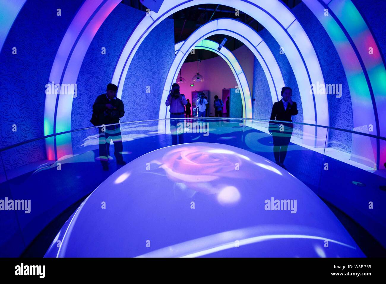 People visit the Chinese Rose Museum, which is the world's first rose museum,  in Beijing, China, 5 May 2016. With the aid of 3D technology, roses bl  Stock Photo - Alamy