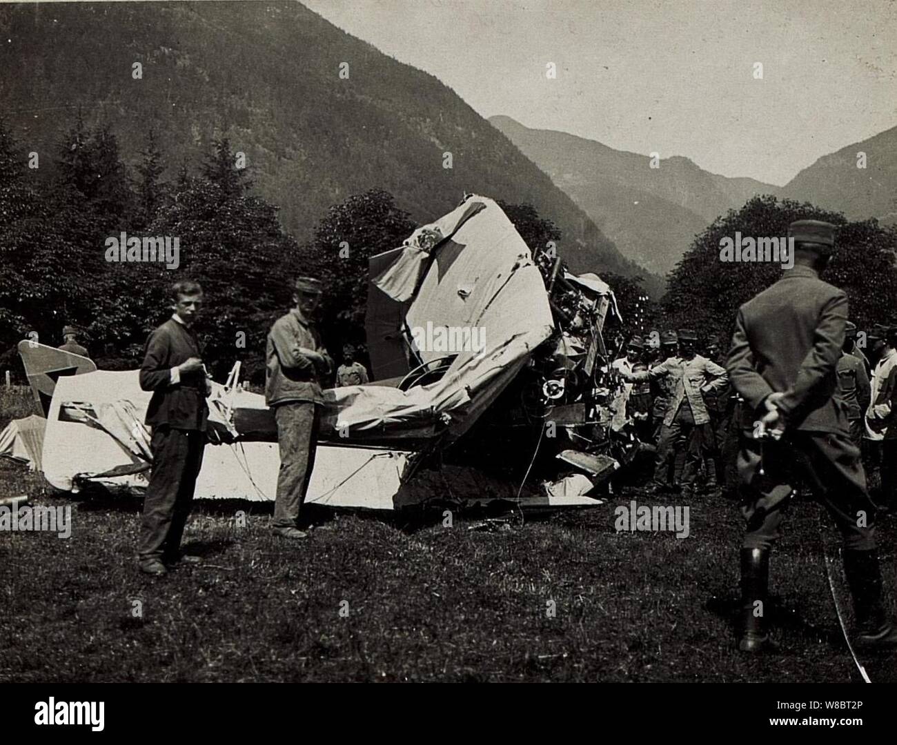 Der zertrümmerte Flieger des am 8.6.1917 tödlich verunglückten Fliegers von Plener der Fliegerkompanie 15, vor der Artilleriekaserne in Brixen. Detailaufnahme des Motors. Stock Photo
