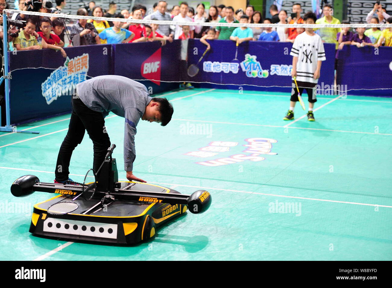The badminton robot Robomintoner is being prepared to play badminton  against a human opponent at the Redbull Badminton match in Shenzhen city,  south C Stock Photo - Alamy