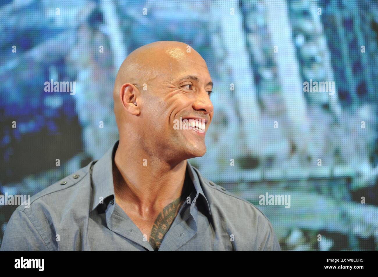 Dwayne the rock johnson in the ring hi-res stock photography and images -  Alamy