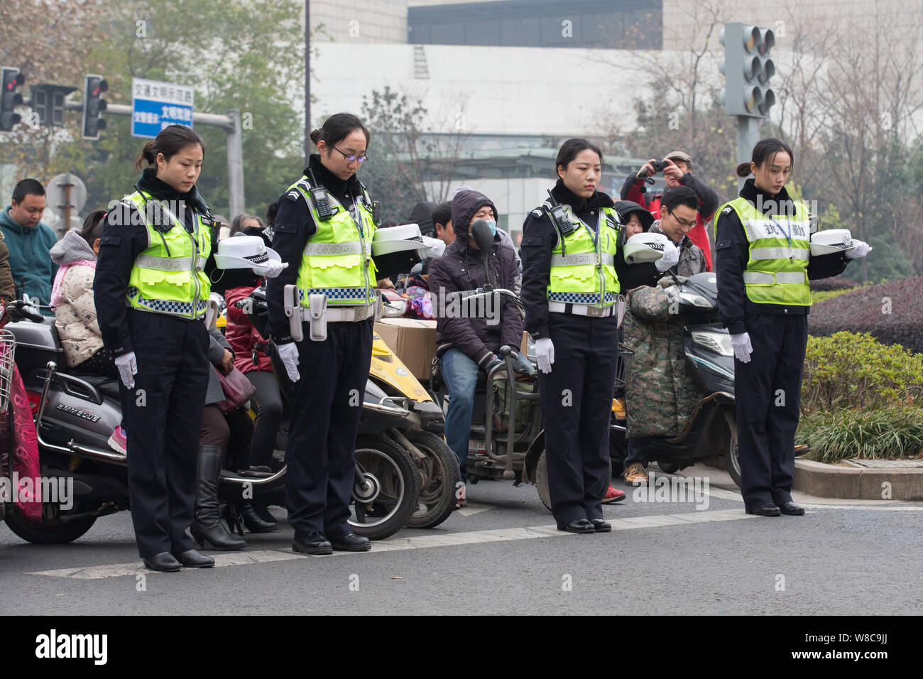 Chinese police officers and local residents observe a moment of silence to mour for the victims of the Nanjing Massacre on a road in Nanjing city, eas Stock Photo