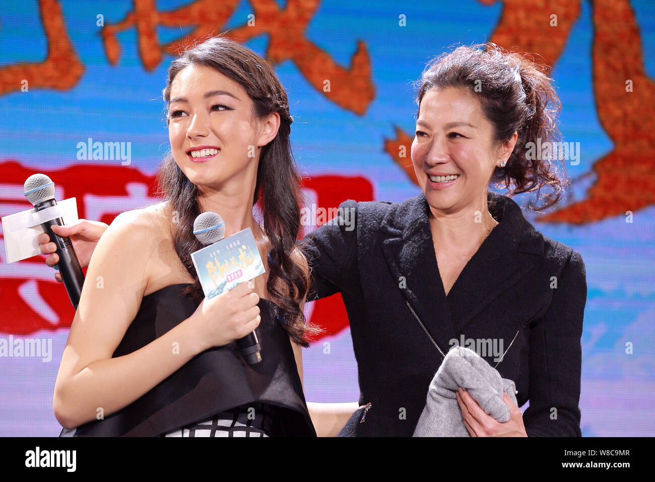 Malaysian actress Michelle Yeoh, right, and Australian actress Natasha Liu  Bordizzo react at a press conference for their new movie Crouching Tiger  Stock Photo - Alamy