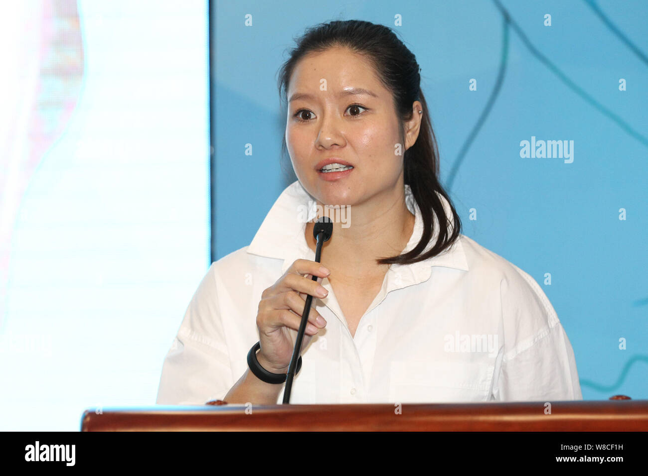 Retired Chinese tennis star Li Na speaks during a charity event for pregnant women in Beijing, China, 26 March 2015. Stock Photo