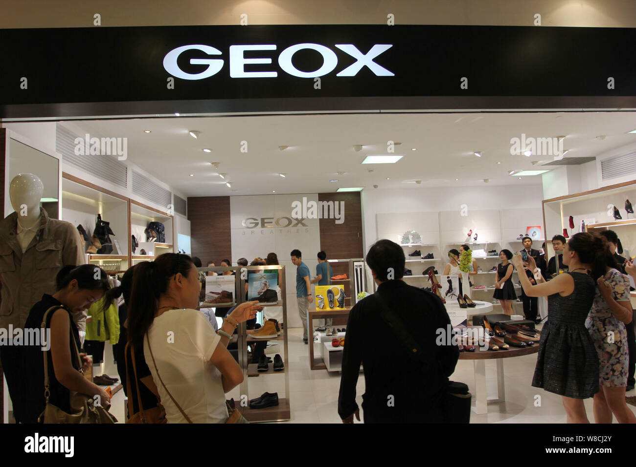 Calvo Política Seguir FILE--Customers are seen in front of a store of Italian shoemaker Geox at a  shopping mall in Wuhan city, central China's Hubei province, 31 August 2  Stock Photo - Alamy