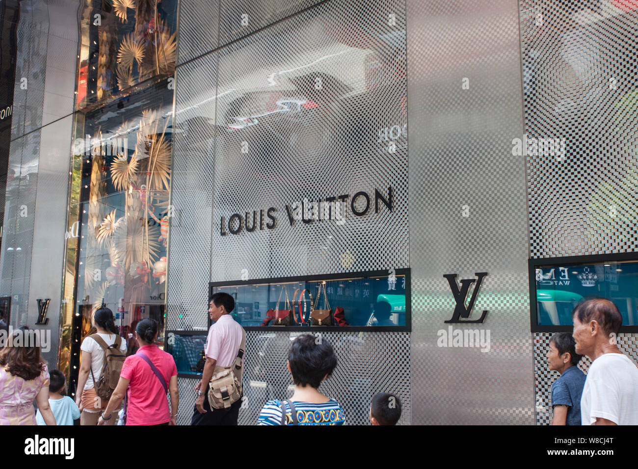 Pedestrians Walk Louis Vuitton Boutique Lvmh Moet Hennessy Louis Vuitton –  Stock Editorial Photo © ChinaImages #240951568