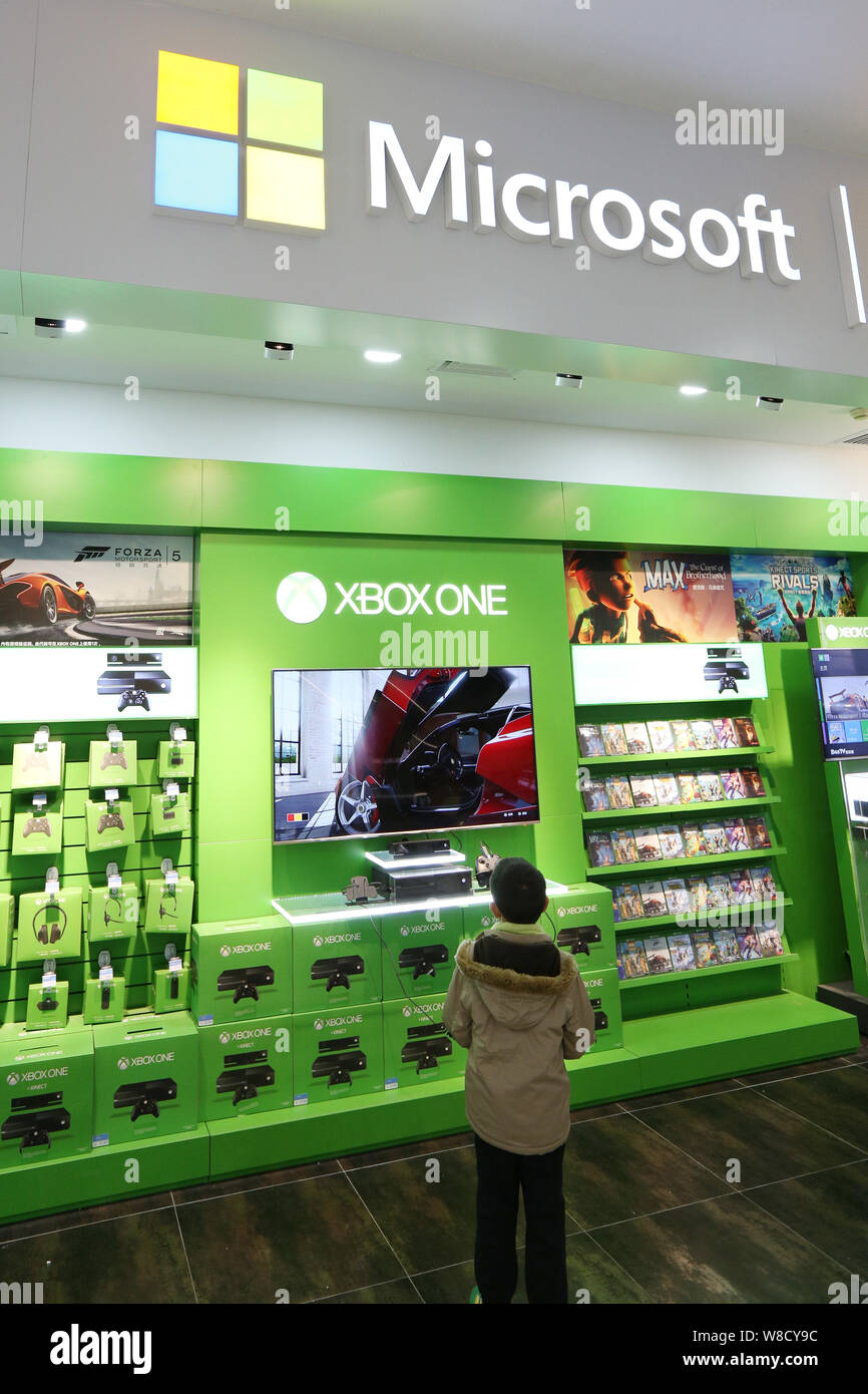 FILE--A young boy plays electronic games on an XBOX ONE game console at a  physical store of Microsoft in Shanghai, China, 26 December 2014. Micros  Stock Photo - Alamy