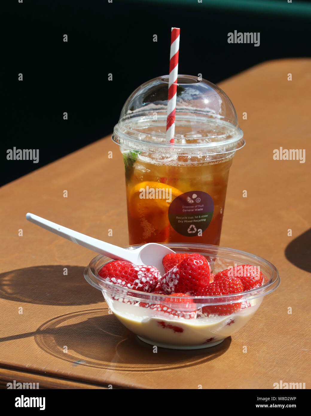 Strawberries and cream wimbledon hires stock photography and images