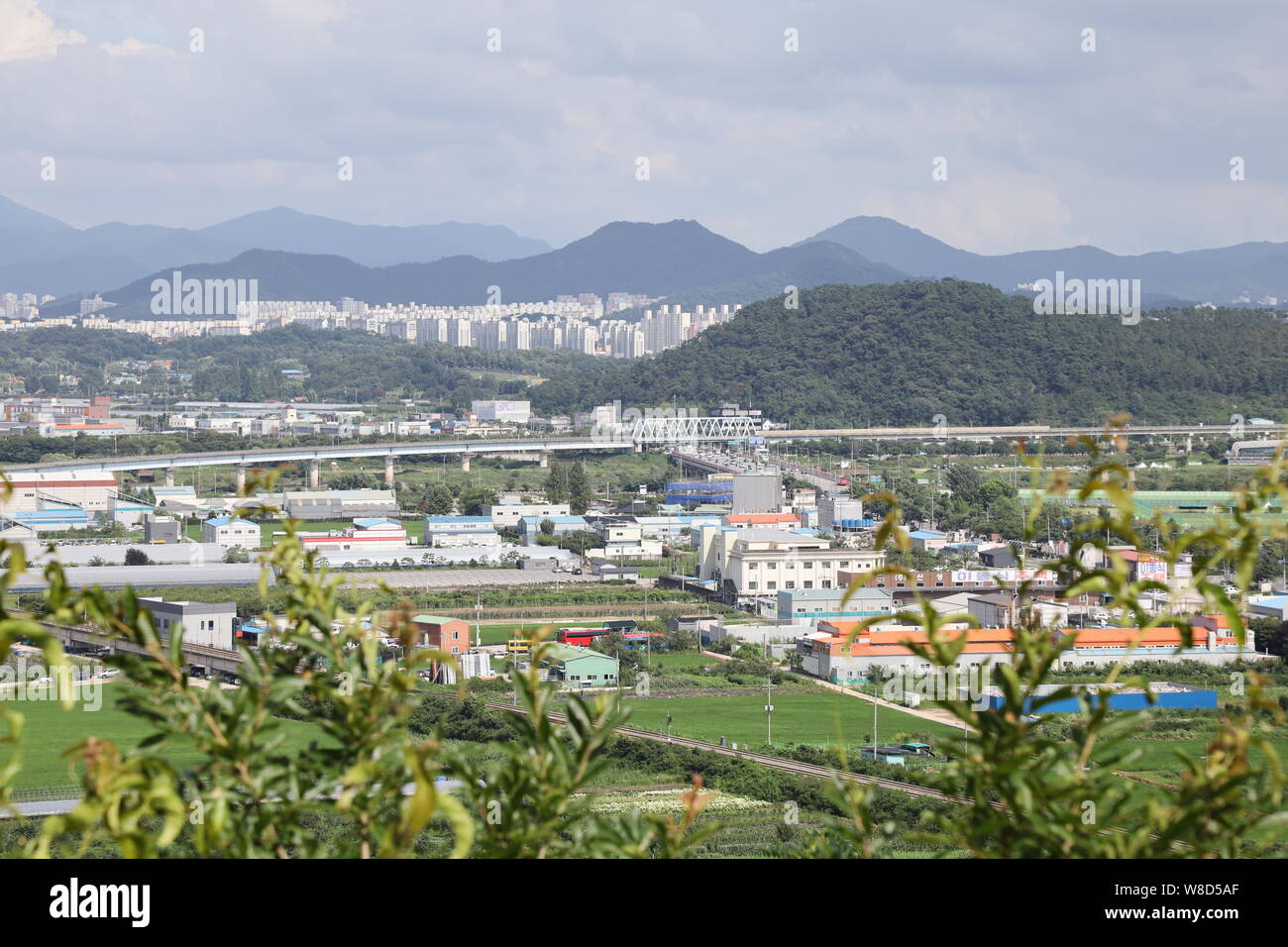 Pohled z navrsi parku Songjong-gongwon na metropoli Gwangju. Stock Photo