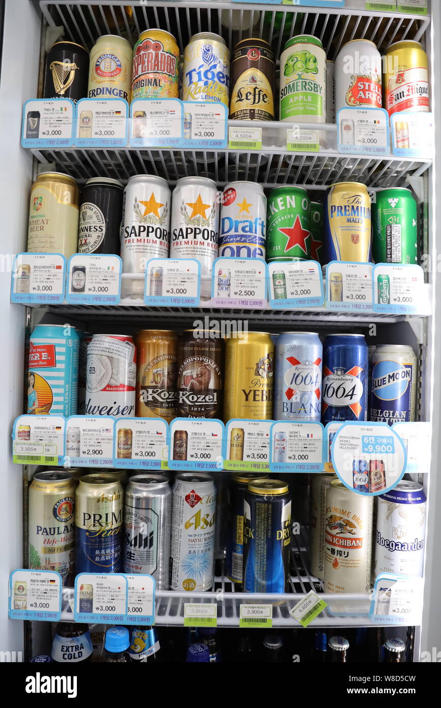 Korejske obchody nabizeji siroky sortiment piv v plechovkach, zejmena evropska, ale i japonska a korejska. Pohled do chladiciho boxu jedne z prodejen. Stock Photo