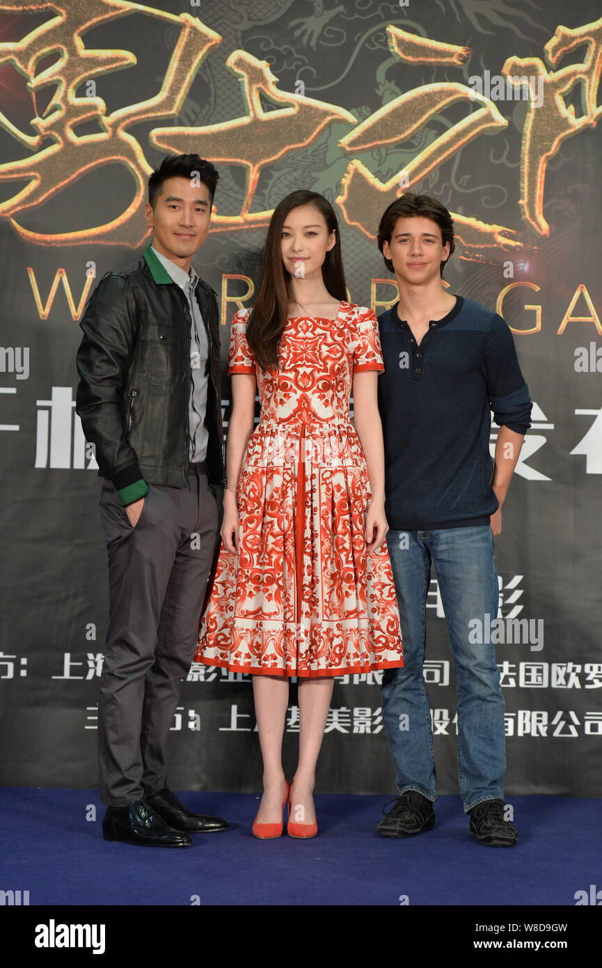 Chinese actress Ni Ni, center, and Taiwanese actor Mark Zhao, left