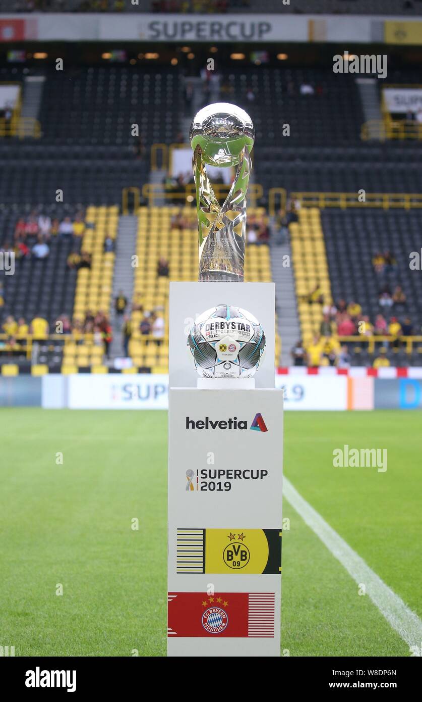 Muenster Deutschland 03rd Aug 2019 Firo 03 08 2019 Football 2019 2020 Supercup Dfl Final Bvb Borussia Dortmund Fc Bayern Munich Muenchen 2 0 Supercup Trophahe Pokal Usage Worldwide Credit Dpa Alamy Live News Stock Photo Alamy