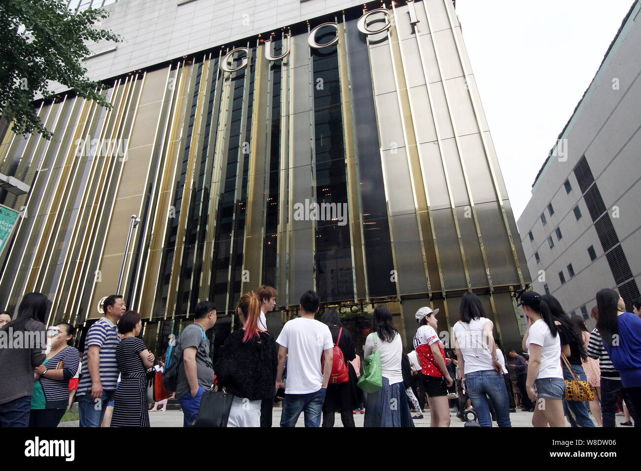 FILE--Customers queue up outside a fashion boutique of Gucci after the fashion  house announced price cut in the China region in Shanghai, China, 27 Stock  Photo - Alamy