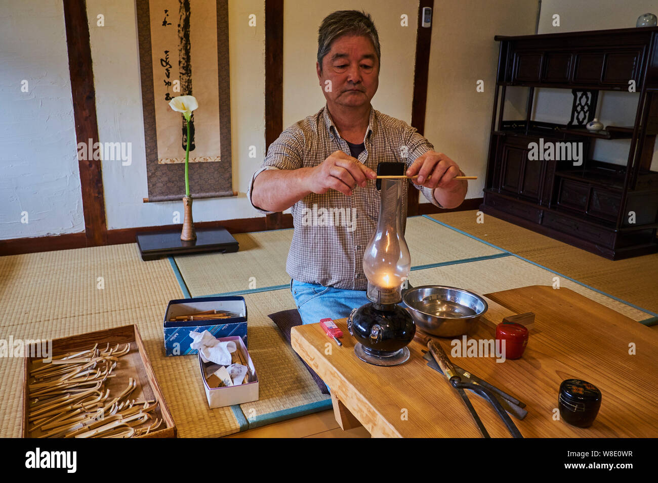 Japan, Honshu island, Kansai region, Kyoto, Mr Keiji Mihara, craftman making chashaku, a bamboo spoon use for tea ceremony and matcha tea Stock Photo