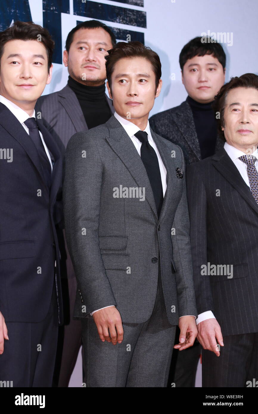 South Korean actors Cho Seung-woo, Lee Byung-hun and Baek Yoon-sik pose as they arrive for a VIP screening event of their new movie 'Inside Men' in Se Stock Photo