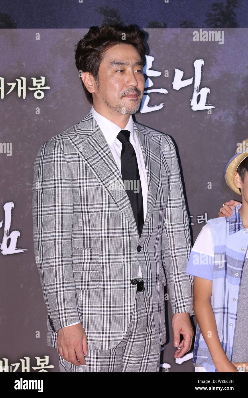 South Korean actor Ryu Seung-ryong poses as he arrives for an VIP screening event of the new movie 'The Guest', also released as 'The Piper', in Seoul Stock Photo