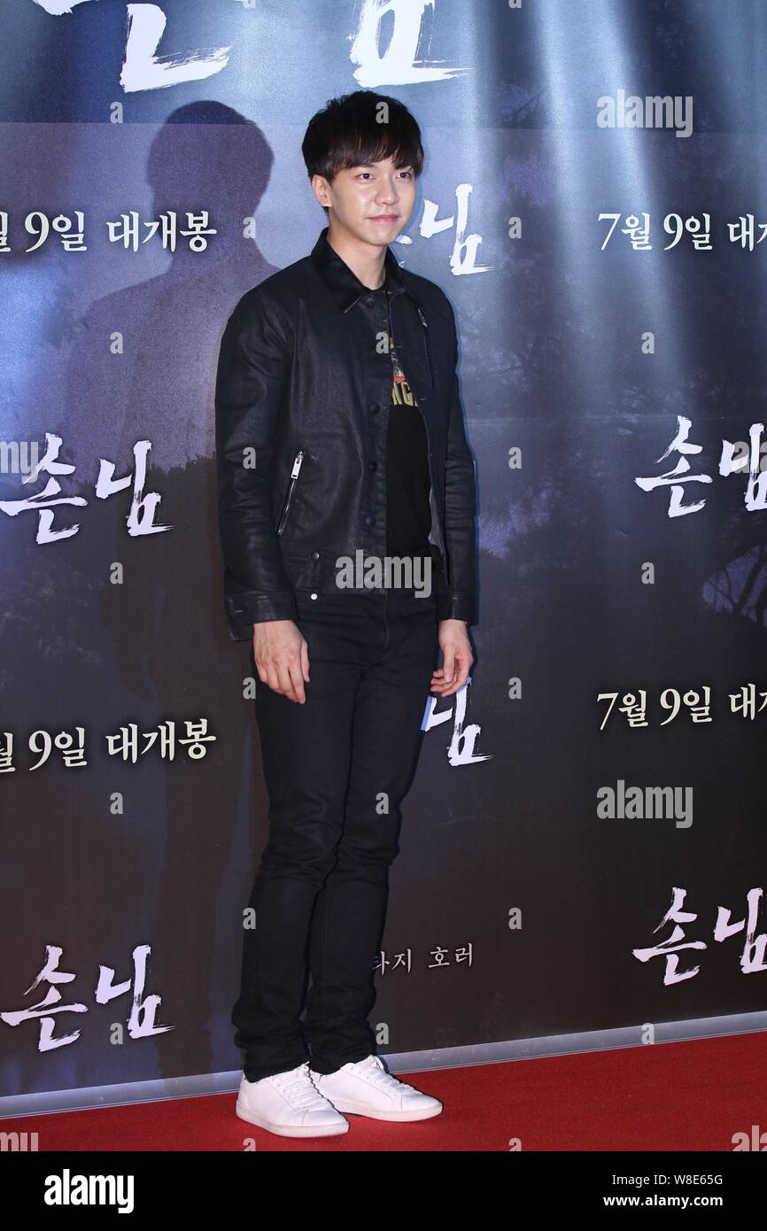 South Korean singer and actor Lee Seung-gi poses as he arrives for an VIP screening event of the new movie 'The Guest', also released as 'The Piper', Stock Photo