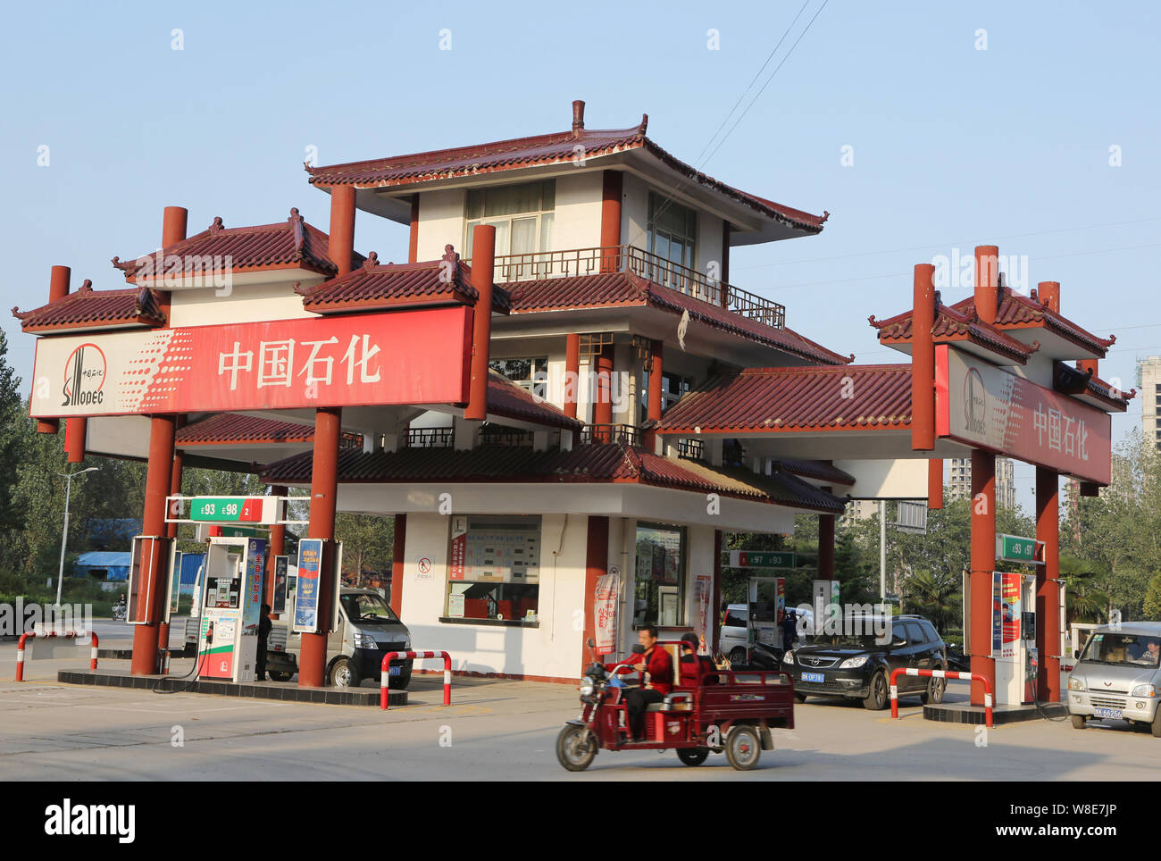 --FILE--View of a gas station of Sinopec in Xuchang city, central China's Henan province, 19 September 2014.    China's largest oil refiner is seeking Stock Photo