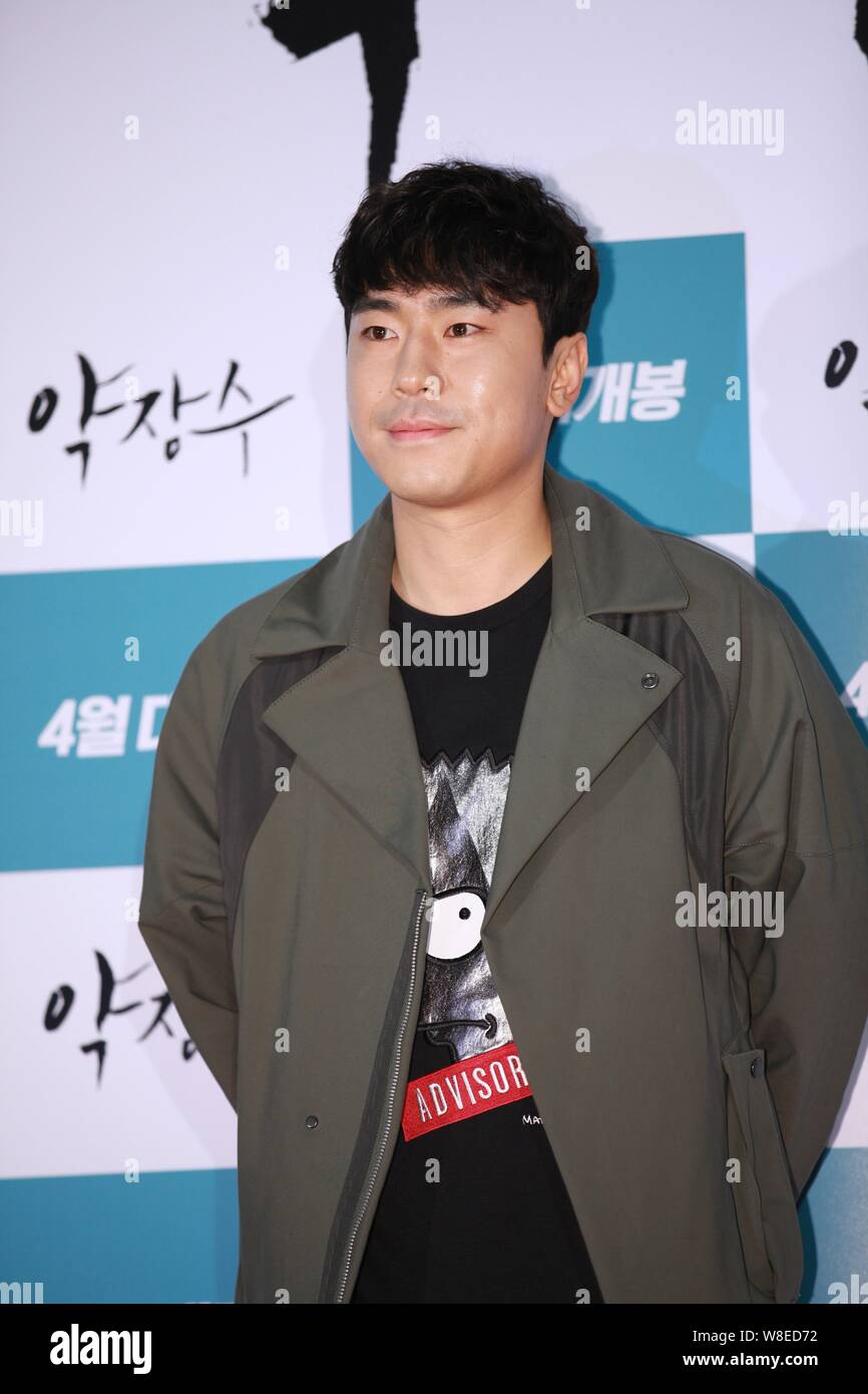 South Korean actor Lee Si-eon poses on the red carpet as he arrives for a VIP premiere for the movie 'Clown of a Salesman' in Seoul, South Korea, 7 Ap Stock Photo