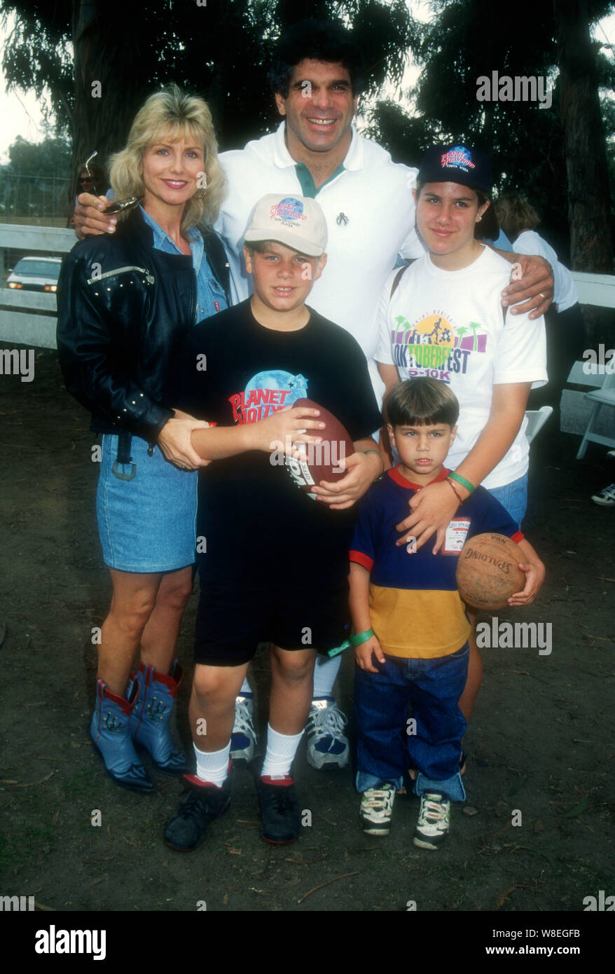 Pacific Palisades, California, USA 29th October 1994 Carla Ferrigno, husband Actor Lou Ferrigno, son Louis Ferrigno Jr., son Brent Ferrigno and daughter Shanna Ferrigno attend the Cricket Aid '94 Pro/Celebrity Match to Benefit Tuesday's Child and the Sunlight Mission on October 29, 1994 at the Will Rogers State Historic Park in Pacific Palisades, California, USA. Photo by Barry King/Alamy Stock Photo Stock Photo