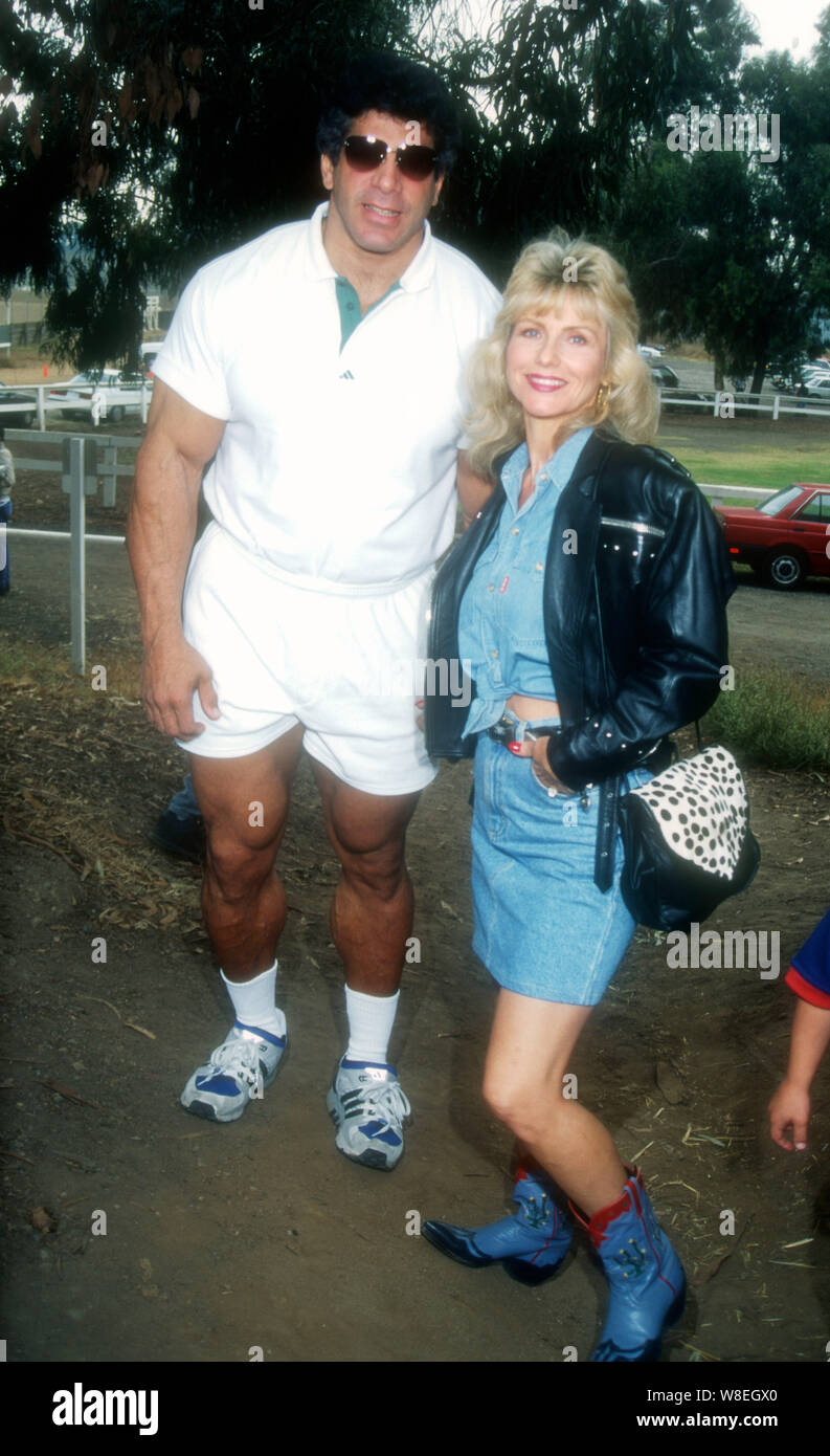 Pacific Palisades, California, USA 29th October 1994 Actor Lou Ferrigno and wife Carla Ferrigno attend the Cricket Aid '94 Pro/Celebrity Match to Benefit Tuesday's Child and the Sunlight Mission on October 29, 1994 at the Will Rogers State Historic Park in Pacific Palisades, California, USA. Photo by Barry King/Alamy Stock Photo Stock Photo