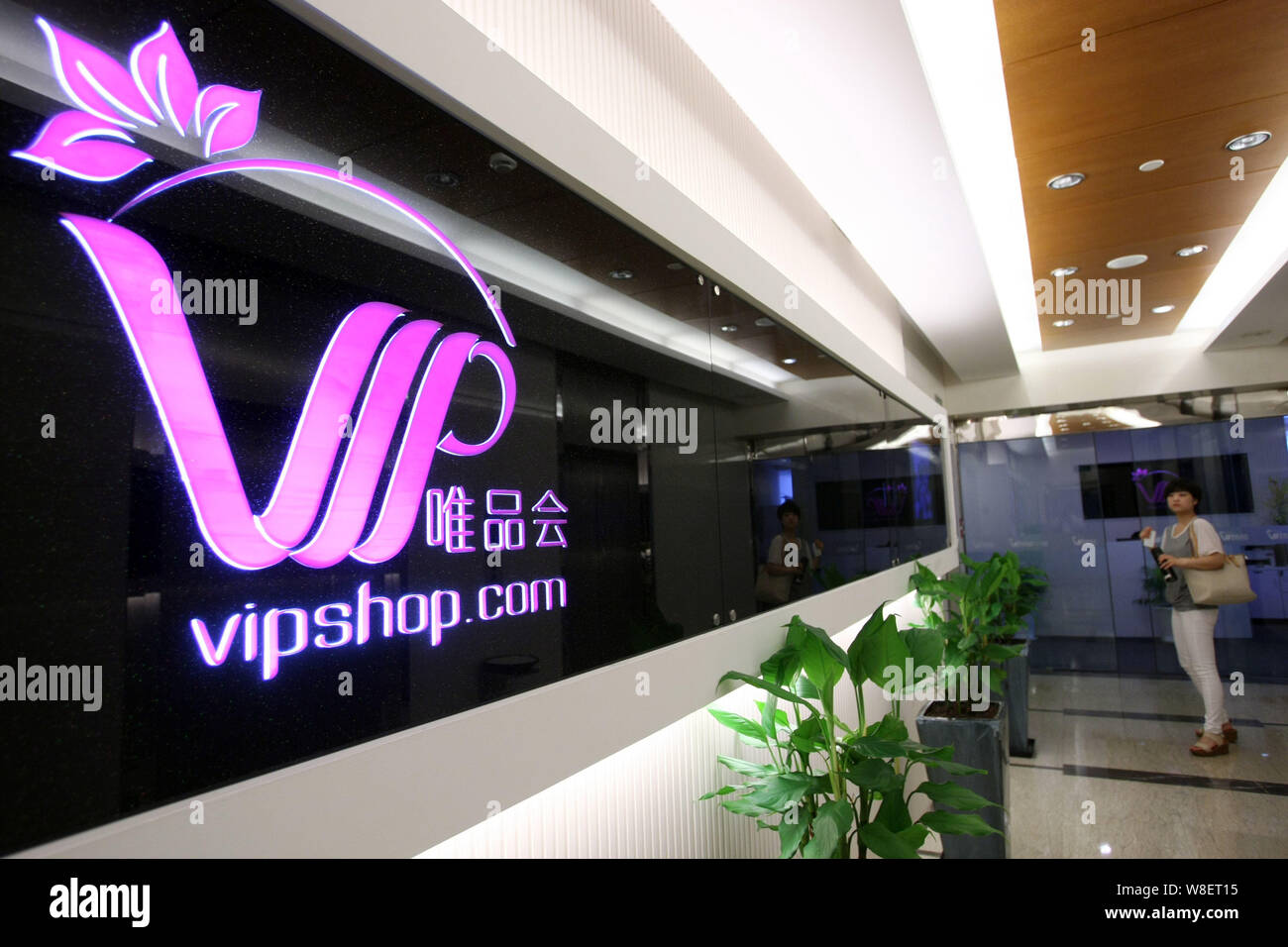 Vipshop holdings hi-res stock photography and images - Alamy