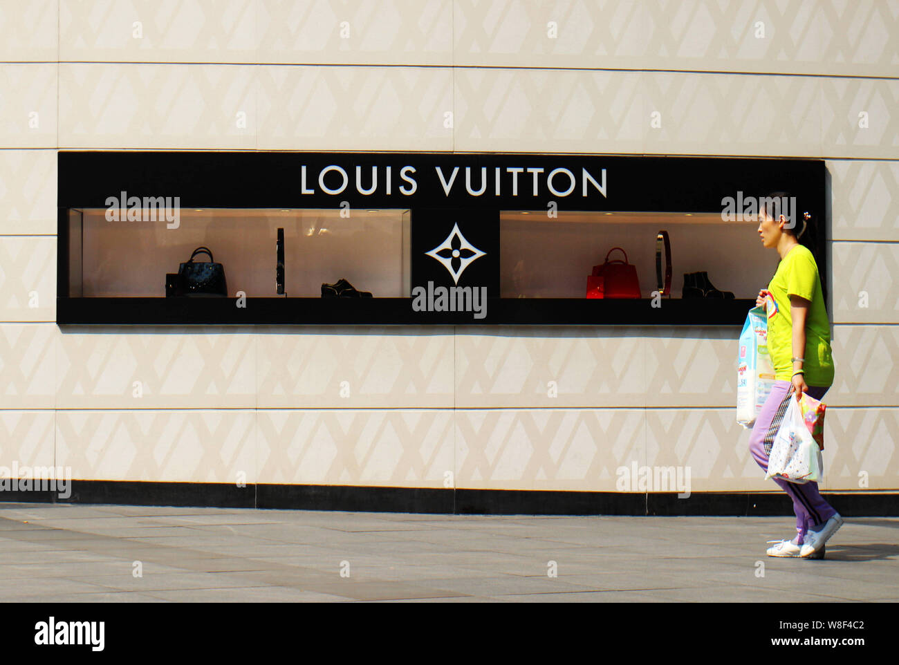 File Pedestrians Walk Louis Vuitton Boutique Lvmh Moet Hennessy Louis –  Stock Editorial Photo © ChinaImages #240962790