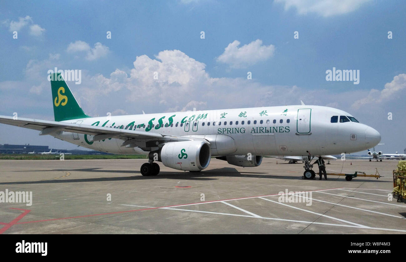 Spring airlines airbus a320 hi-res stock photography and images - Alamy