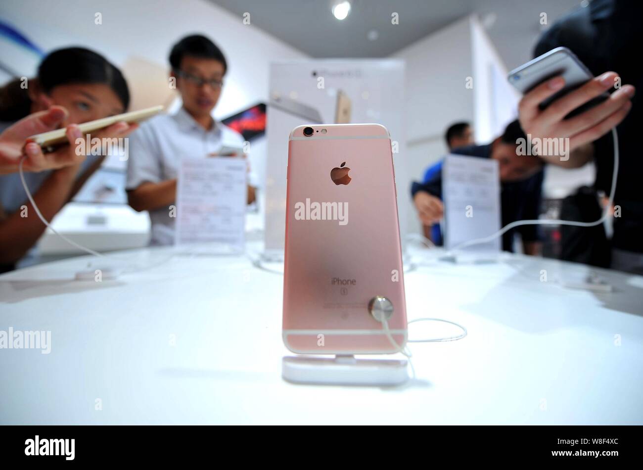 Customers try out iPhone 6s smartphones at an Apple store in Xining city, south China's Guangxi Zhuang Autonomous Region, 25 September 2015.   Enthusi Stock Photo